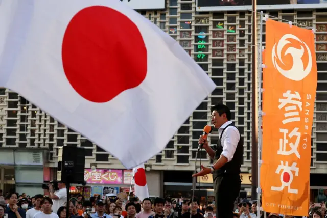 Sohei Kamiya discursando durante um comício em Tóquio no início deste mês