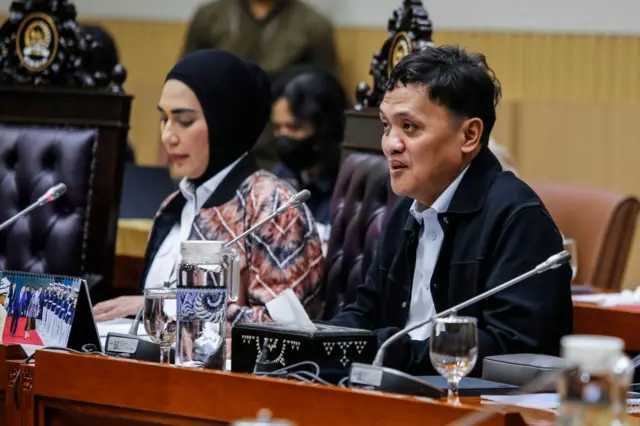 Ketua Komisi III DPR Habiburokhman (kanan) bersama Wakil Ketua Komisi III DPR Sari Yuliati (kiri) memimpin Rapat Dengar Pendapat Umum (RDPU) dengan Forum Solidaritas Hakim Ad Hoc Indonesia di Kompleks Parlemen, Senayan, Jakarta, Rabu (14/01).