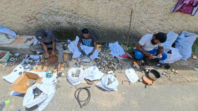 මාලිගාවත්තේ සීය වත්ත ආශ්‍රිතව ජීවත් වන වන සාගර ලක්මාල්, අබු බක්කර් යන තරුණයෝ විවිධ ස්ථාන වලින් එකතු කරගත් හා මිල දී ගත් භාණ්ඩ වල ඇති ඉලෙක්ට්‍රොනික කොටස් ගලවා ඉවත් කොට නැවත විකිණීමෙන් තම ජීවිකාව සරිකර ගනිති. 