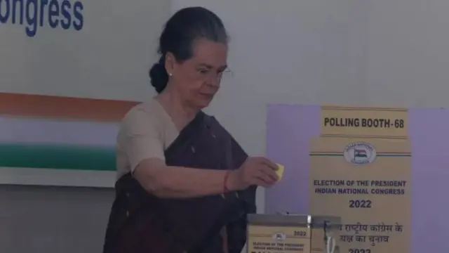 காங்கிரஸின் தலைவராக அவர் நீண்ட காலம் பதவி வகித்தார், சோனியா காந்தி