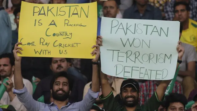 پشاور زلمی نے پہلے بیٹںگ کرتے ہوئے مقررہ 20 اوورز میں 157 رنز بنا کر آوٹ ہوگئی