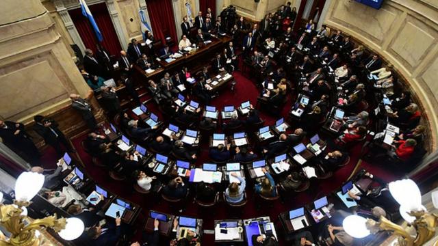 El senado argentino vota sobre la ley para la despenalización del aborto.