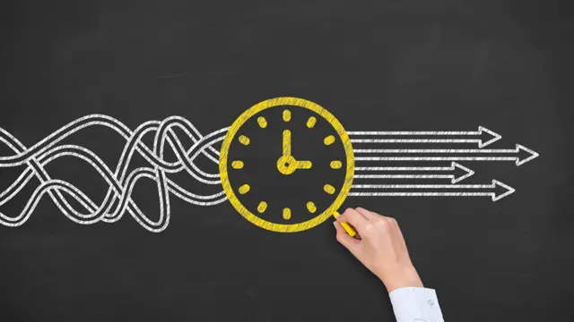 Ilustración de un reloj y el tiempo que fluye en una dirección