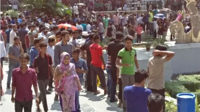 ঢাকায় একটি অনুষ্ঠানে ডিম কিনতে মানুষের ভিড়