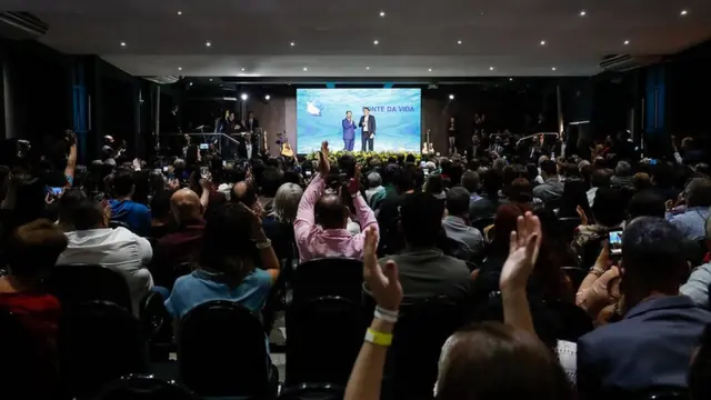 Bolsonaro durante comemoração dos 25 anos da Igreja Fontecr7 bwinVida