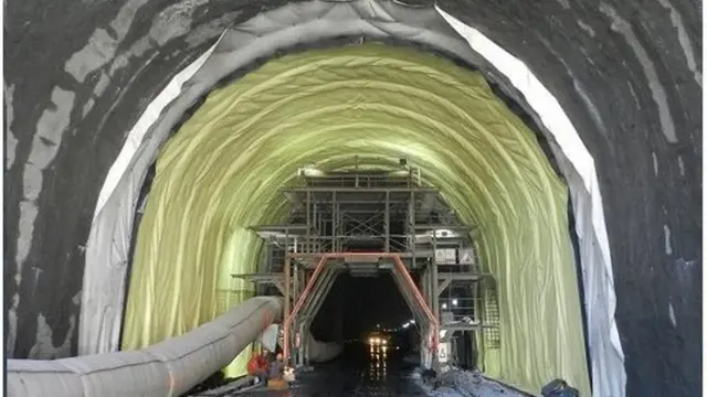 Жаңы жолго курулуп жаткан туннель