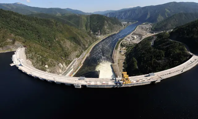 The Sayano-Shushenskaya hydroelectric power dam is seen from a helicopter in Cheryomushky on August 20, 2009. The death toll from the catastrophic flood that engulfed Russia's biggest hydroelectric power station rose to 17 on August 20, but 58 people were still reported missing, officials said. AFP PHOTO / ALEXANDER NEMENOV