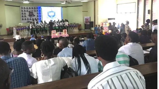 Awọn eeyan to peju sibi ifilọlẹ iwe naa