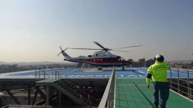 헬기를 향해 가는 이국종 교수