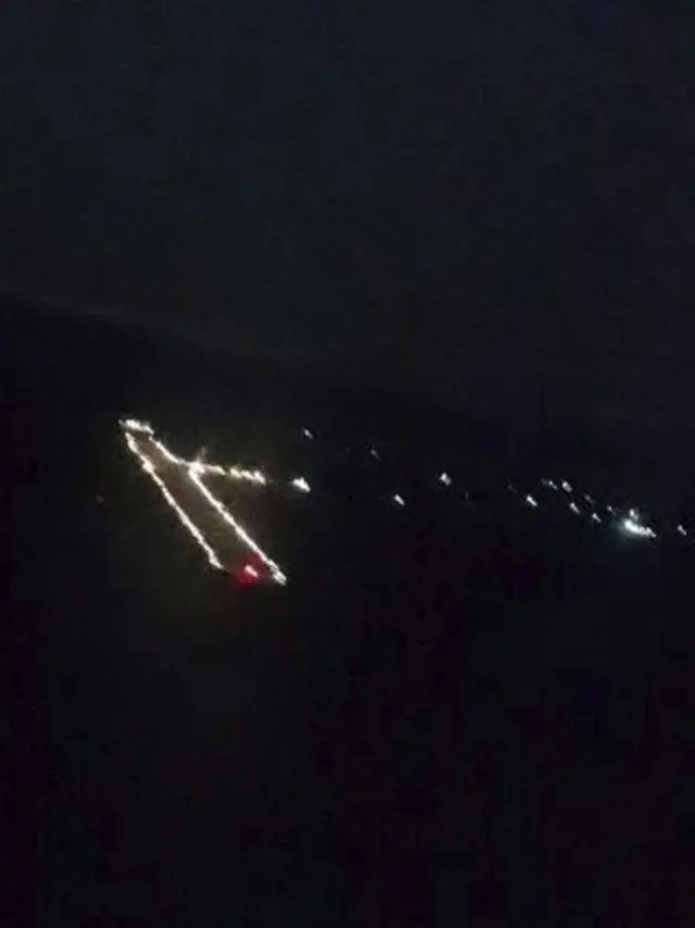 Pista aérea iluminada por faróispixbet origemcarro