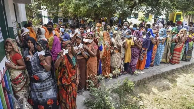 బారులు తీరిన ఓటర్లు