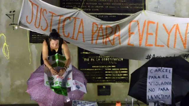 Carteles pidiendo justicia para Evelyn.
