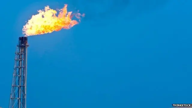 Une torche de gaz dans un ciel bleu