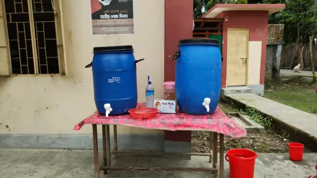 স্কুলগুলোর বাইরে হাত ধোয়ার ব্যবস্থা রয়েছে