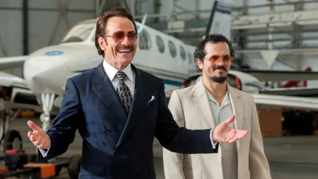 Escena de la película "El Infiltrado" con Brian Cranston (izq.) y John Leguízamo