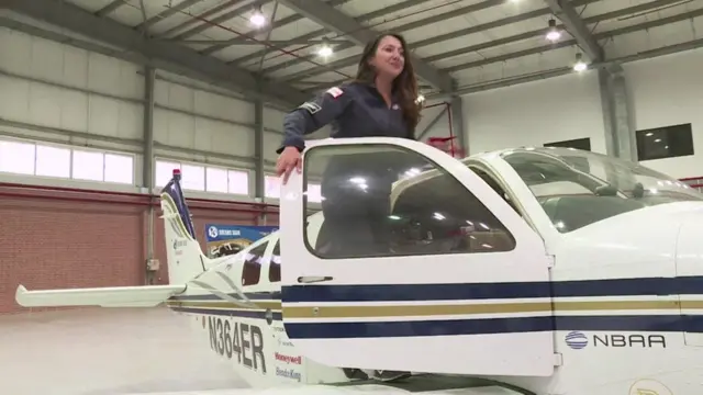 วาอิซ เป็นผู้หญิงคนแรกที่ได้รับการรับรองเป็นนักบินพลเรือนจากอัฟกานิสถาน และเธอหวังว่าเมื่อเธอเสร็จสิ้นการเดินทางเธอจะกลายเป็นผู้หญิงที่อายุน้อยที่สุดที่บินเดี่ยวรอบโลกได้สำเร็จ