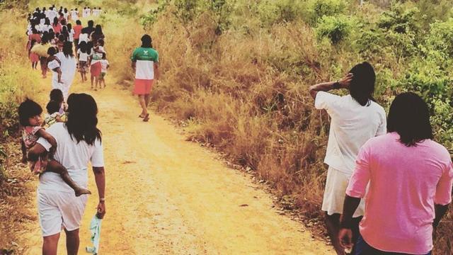 Xavantes caminham por trilha