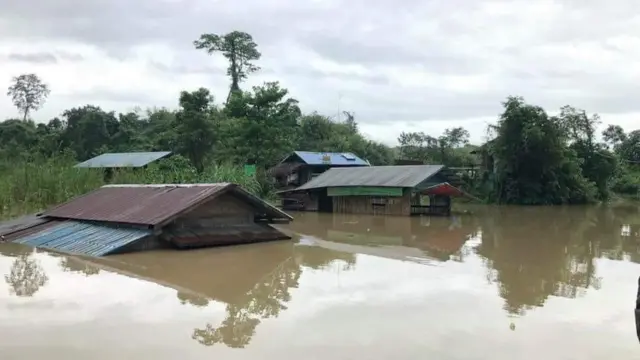 ခန္တီးမြို့အတွင်းက ဆင်သေကျေးရွာဘက်မှာ နေအိမ်အချို့ ရေမြုပ်နေ