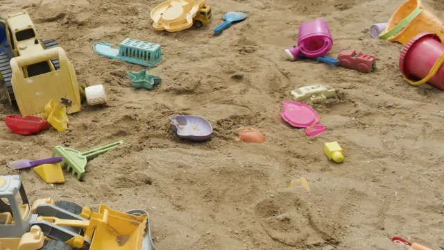 Игрушки в песочнице