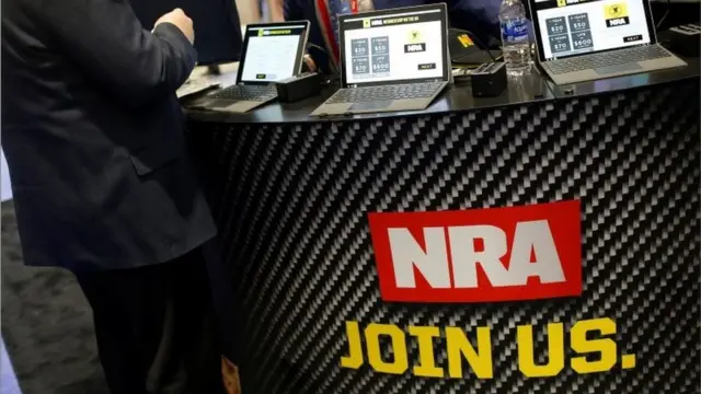 Un aviso que dice NRA únete