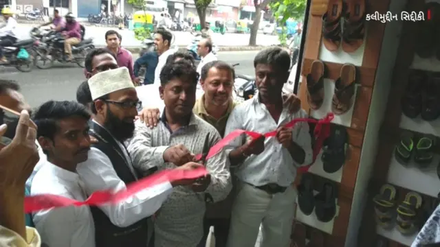 అశోక్ మోచీ చెప్పుల షాపును ప్రారంభిస్తున్న కుతుబుద్దీన్