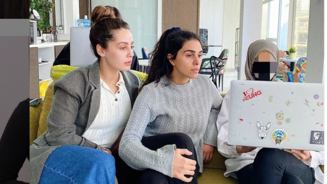 آسيا وشابتان مع لابتوب