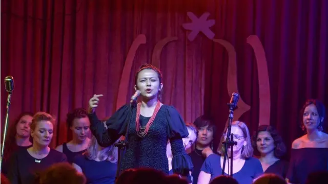 အမျိုးသမီးတွေရဲ့လိင်စိတ်ခံစားမှု၊ လိင်ဆက်ဆံတဲ့အတွေ့အကြုံ၊ အကြမ်းဖက်မှု၊ မုဒိမ်းပြုကျင့်ခံရမှုတွေကို ဖော်ထုတ်ဆွေးနွေးတဲ့ ပိပိတို့စကားဝိုင်းဟာ ဂယက်ရိုက်ခဲ့