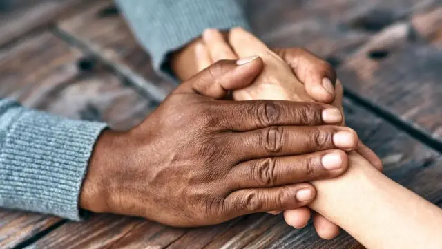 બે લોકોનાં હાથ