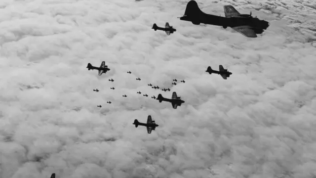 "Летающие крепости" В-17 над германской военной базой в Вильгельмсхафене, 3 ноября 1943 года