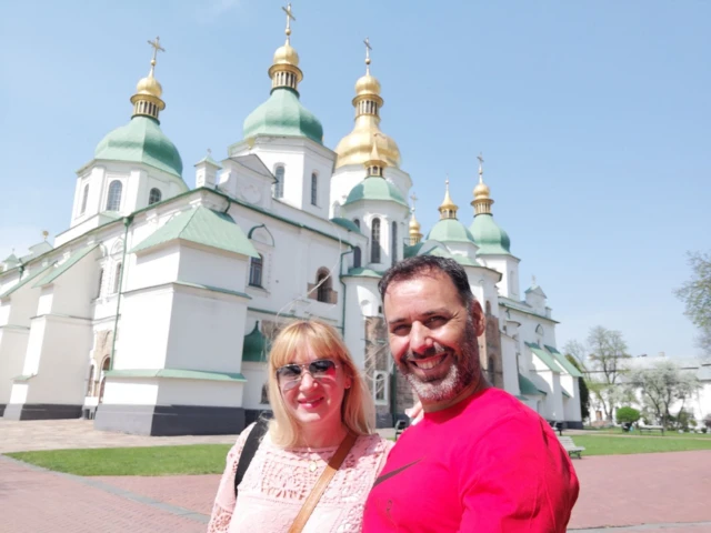 Flavia y José frente a una iglesia en Kiev.