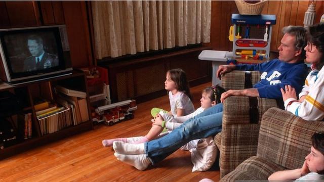 عائلة تشاهد تطورات حرب عاصفة الصحراء على شاشة التلفزيون