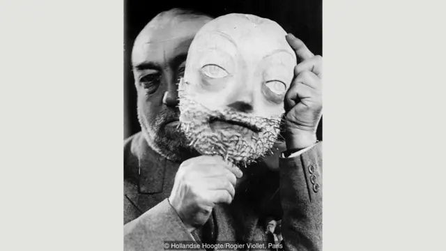 Paul Poiret con una máscara de su propia cara