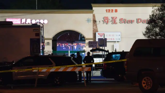 La policía en la escena de un tiroteo el 22 de enero de 2023 en Monterey Park, California.
