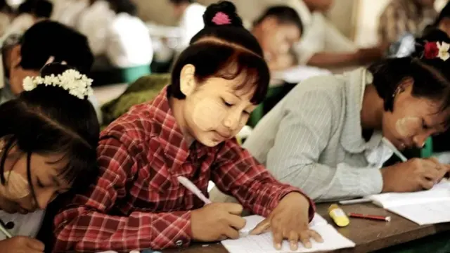 ဆယ်ကျော်သက်အရွယ် ကျောင်းသူလေးများ