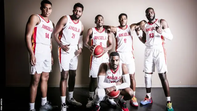 Une partie de l'équipe d'Angola aux qualifications de l'Afrobasket