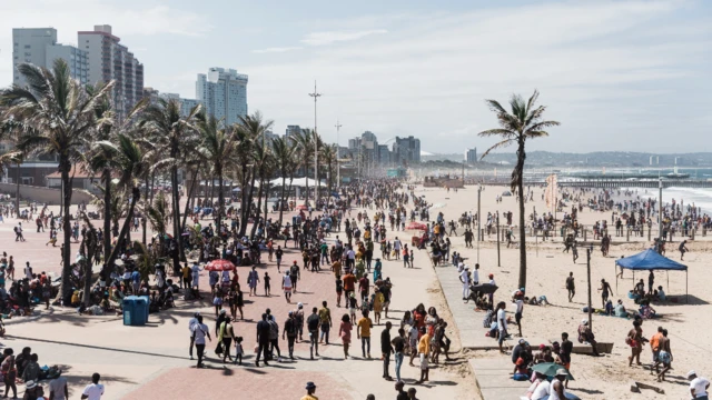 Kamar yadda jaridar Times Live ta Afrika Ta Kudu ta ruwaito, ɗumbin jama'a ne suka cika bakin teku a Durban, irin cikar da ba a taɓa yi ba tun bayan da aka ɗage dokar korona a Yunin bara.