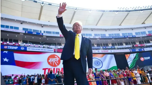 特朗普向人群挥手