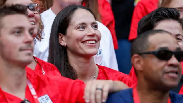 Sue Bird, novia de Megan Rapinoe, viendo la final Estados Unidos contra Holanda.