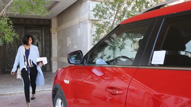 وداد عبد الله أمام السيارة