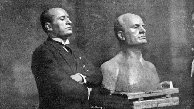 墨索里尼对诗歌的热爱带有一丝矫情; 他自己的诗歌趋向于无病呻吟。