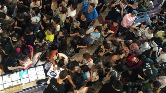 台北某百貨公司10月1日週年慶開賣當天人潮。適逢十一黃金周，中國觀光客也加入這波折扣大戰。