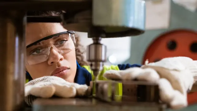 Trabajadora en fábrica