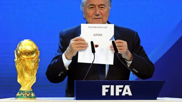 Joseph Blatter, então presidente da Fifa, anunciando o Catar como sede da Copa, aindaapostas esportivas como funciona2010