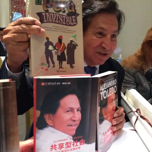 Alejandro Toledo con libros