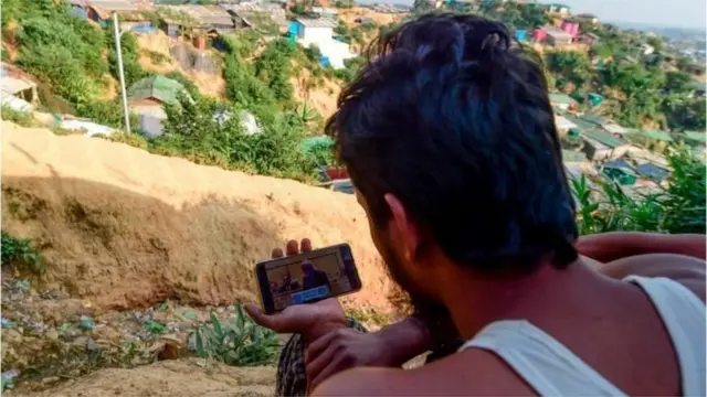 প্রত্যন্ত এলাকায় অনেকের মোবাইল ইন্টারনেটের সংযোগ পেতে সমস্যা হয়।