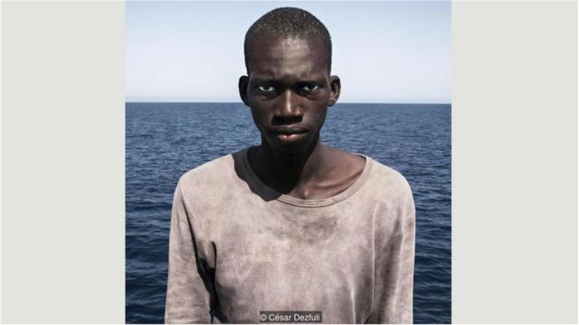 德弗里拍摄的在地中海获救的非洲难民的照片获得了2017年泰勒•威森肖像摄影奖。