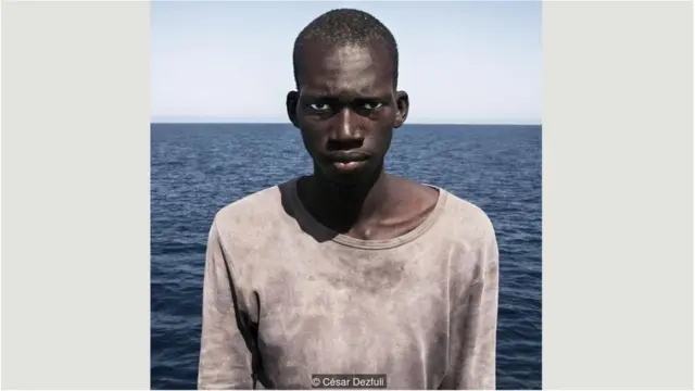 德弗里拍摄的在地中海获救的非洲难民的照片获得了2017年泰勒•威森肖像摄影奖。