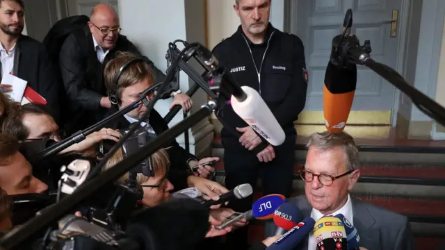 مايكل-هوبرتوس فون سبرنغر، محامي الرئيس التركي رجب طيب اردوغان، متحدثا إلى الصحفيين بعد جلسة المحكمة في هامبورغ، ألمانيا، يوم الاربعاء 2 نوفمبر/تشرين الثاني 2016