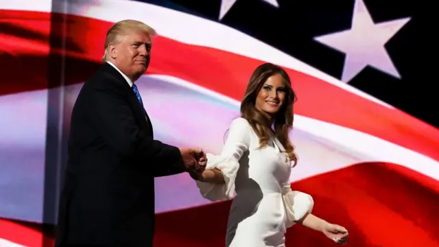 Donald Trump presenta a su esposa Melania ante la Convención Nacional Republicana.