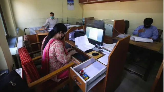 कर्मचारी